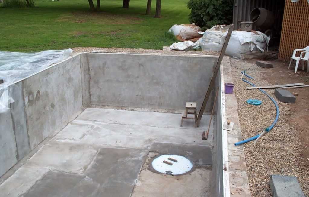 Бассейн из бетона своими руками (47 фото): строительство бассейна из бетонного кольца. выбор марки бетона и пошаговая инструкция изготовления