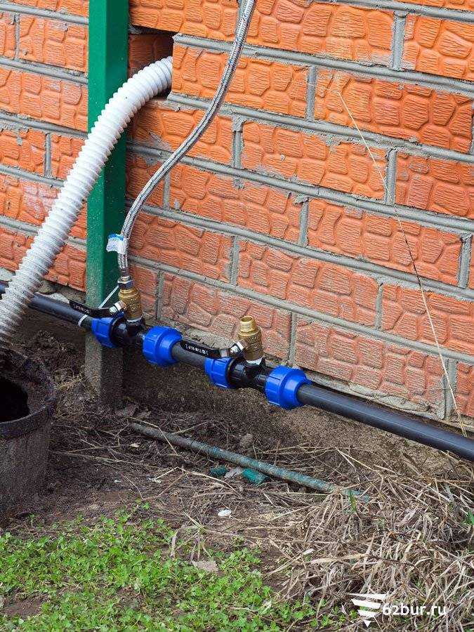 Из колодца можно провести постоянный водопровод на даче, так как переносить воду в емкостях занимает много времени и сил.