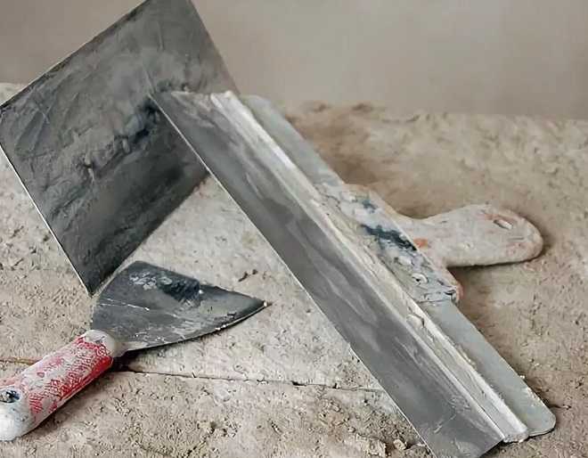 Какие нужны инструменты для оштукатуривания стен на разных этапах: шпатель и другие материалы для выравнивания