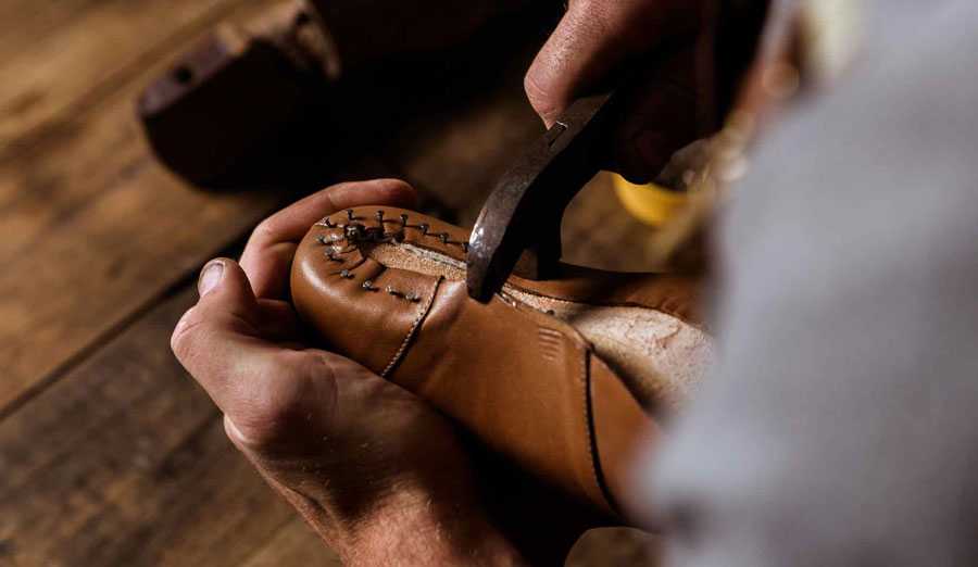 Из чего делают кроссовки? материалы верха, подошвы, застежек и других деталей. назначение элементов кроссовок.