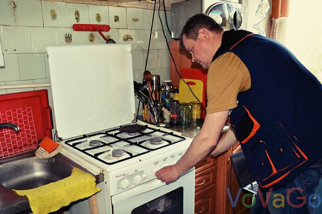 Перенос газовой плиты в пределах кухни: нужна ли дверь на кухню? можно ли ставить плиту у окна? нормы и требования перепланировки