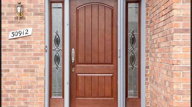 Применяемая древесина в ходе изготовления современных дверей обязательно обрабатывается по особым технологиям, так как качественно изготовленная дверь сохраняет тепло в течение долгого срока.