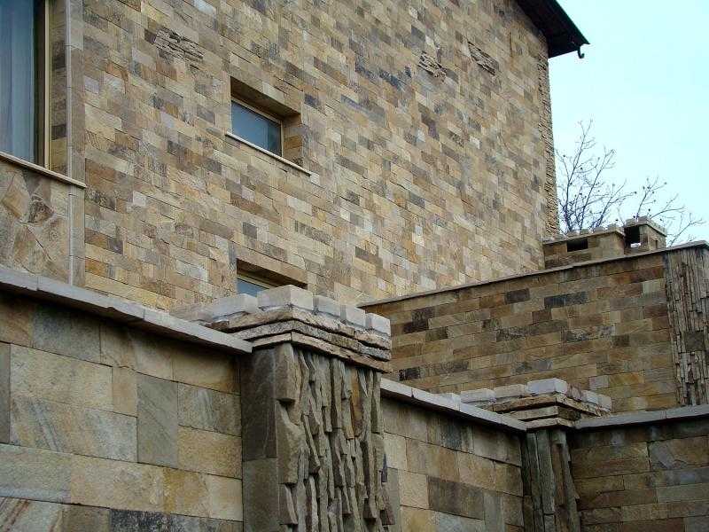 Фасадный камень для облицовки фасада: особенности и кладка