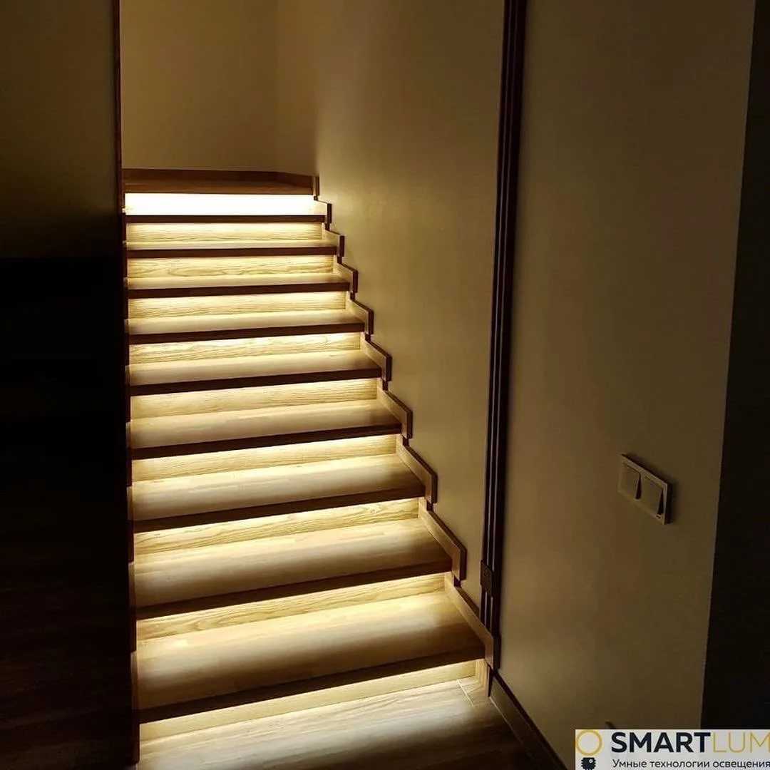 Подсветка для лестницы с датчиком. Подсветка лестницы на ступенях. Подсветка лестницы на ступенях с датчиком движения. Люминесцентная подсветка лестницы. Подсветка лестницы в частном доме.