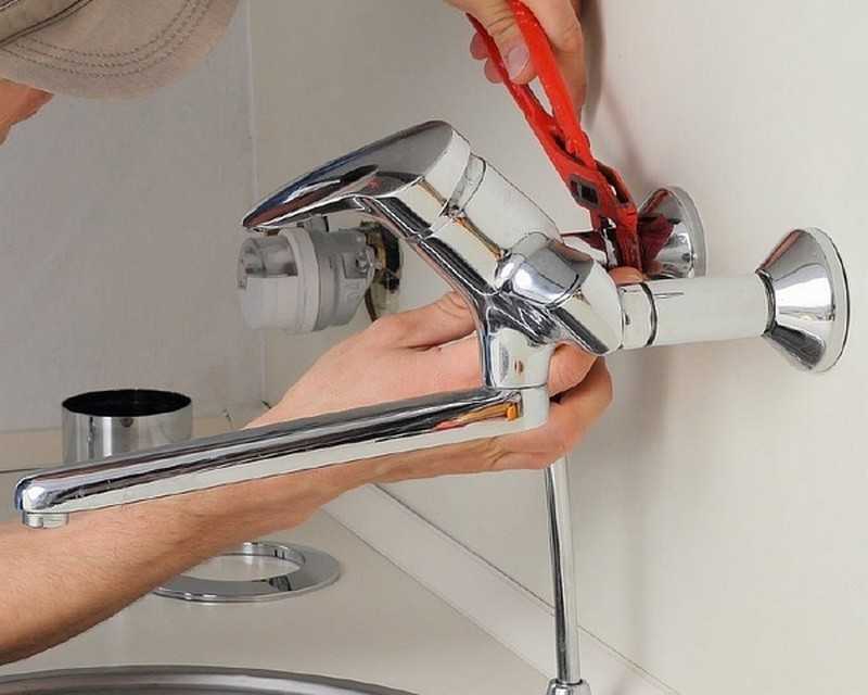 Замена смесителя: как поменять конструкцию в ванной своими руками, как заменить кран, как снять изделие с раковины, демонтаж смесителя