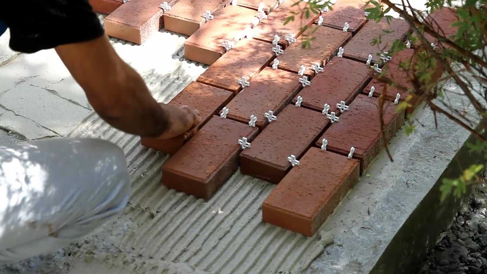 Укладка тротуарной плитки на бетонное основание: плюсы и минусы метода, особенности и рекомендации