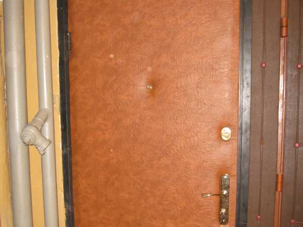 Как утеплить металлическую входную дверь в квартире своими руками: чем лучше заизолировать щели, коробку и проем по периметру чтобы не дуло