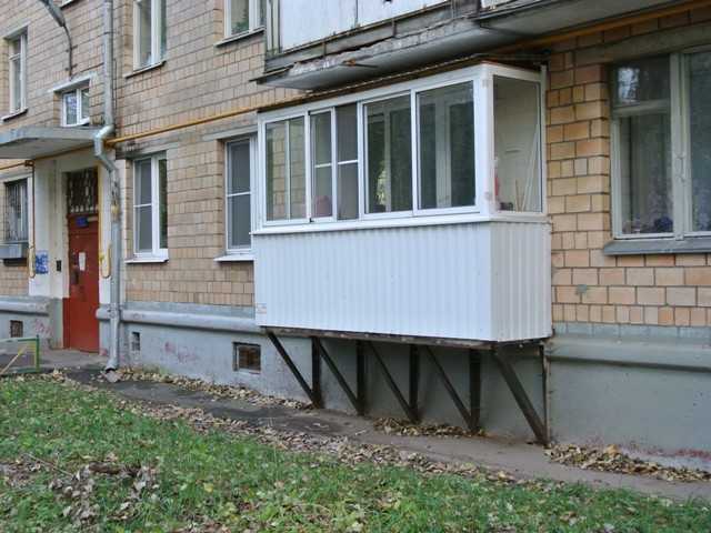 Подвесной балкон на первом этаже