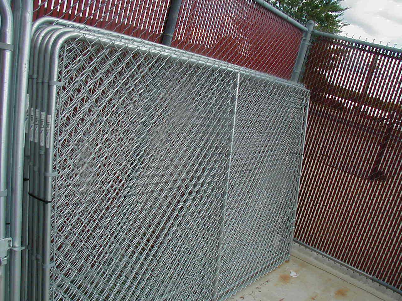 Забор из сетки-рабицы (69 фото): размеры, как сделать своими руками, как натягивать рабицу при монтаже забора на даче, как покрасить
