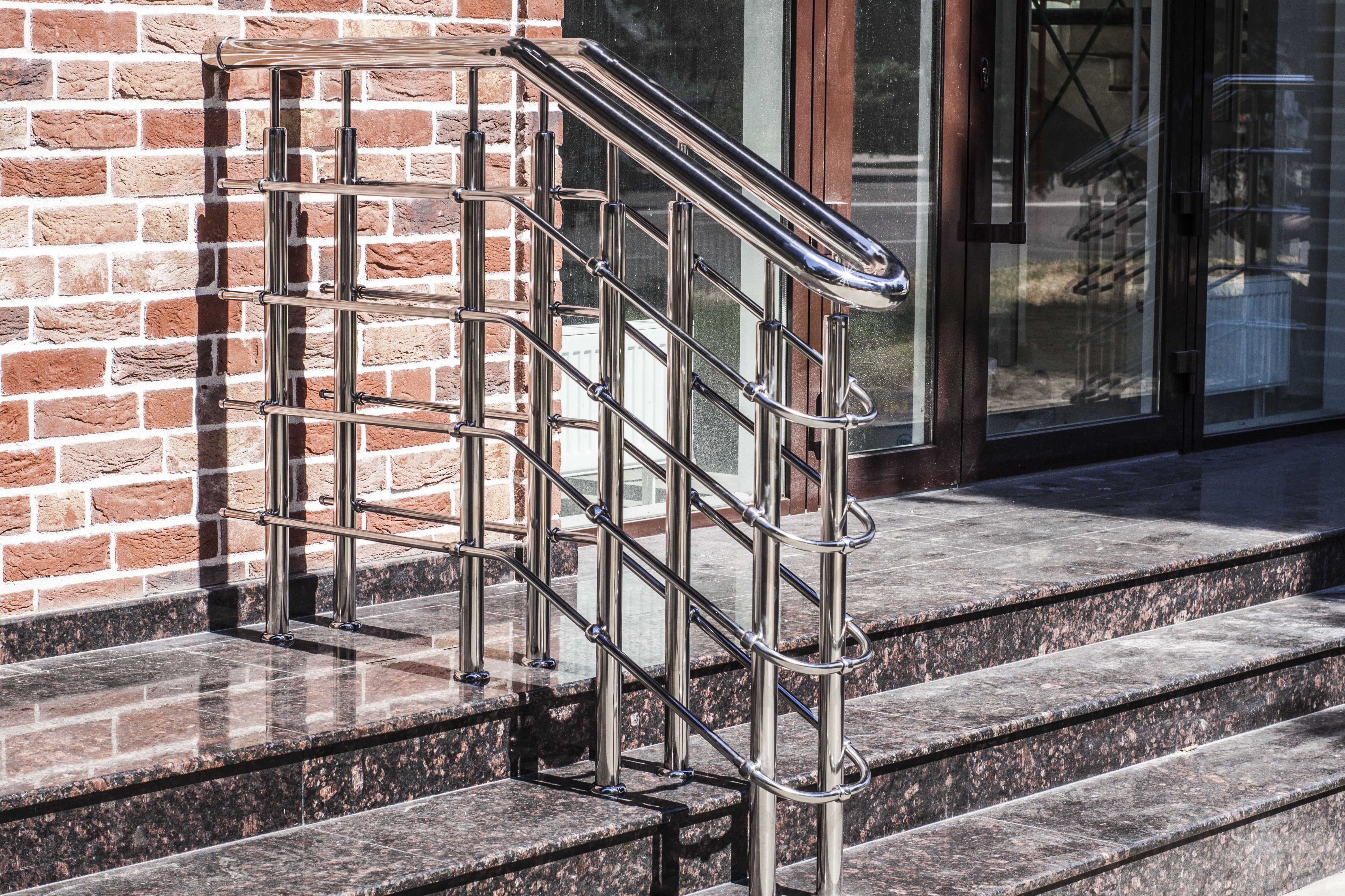 Перила на лестницу из металла (58 фото): металлические лестничные ограждения, сварные варианты из профильной трубы
