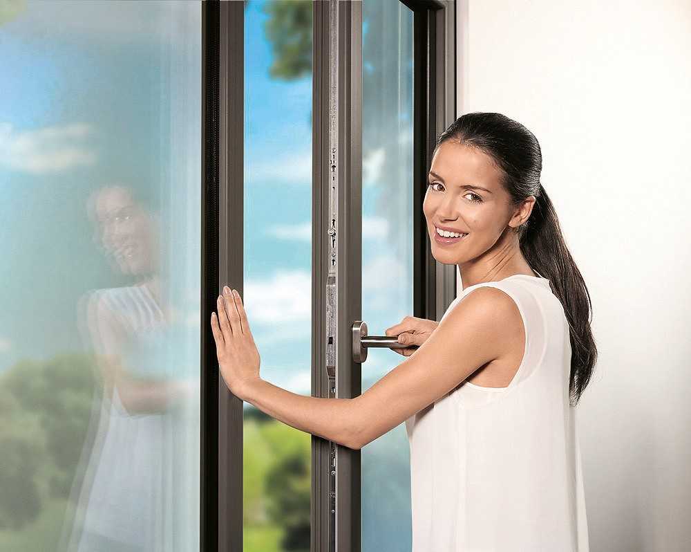 Какие окна лучше ставить на балконе: пластиковые или алюминиевые?