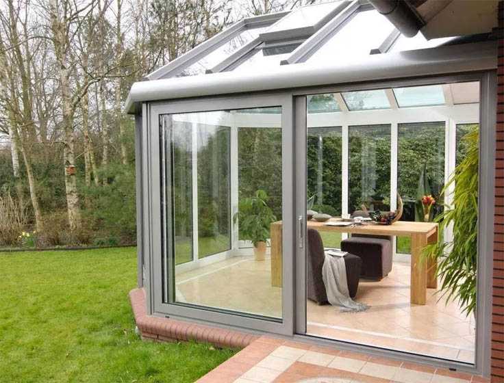 Прозрачная крыша для террасы: устройство стеклянной и поликарбонатной крыши