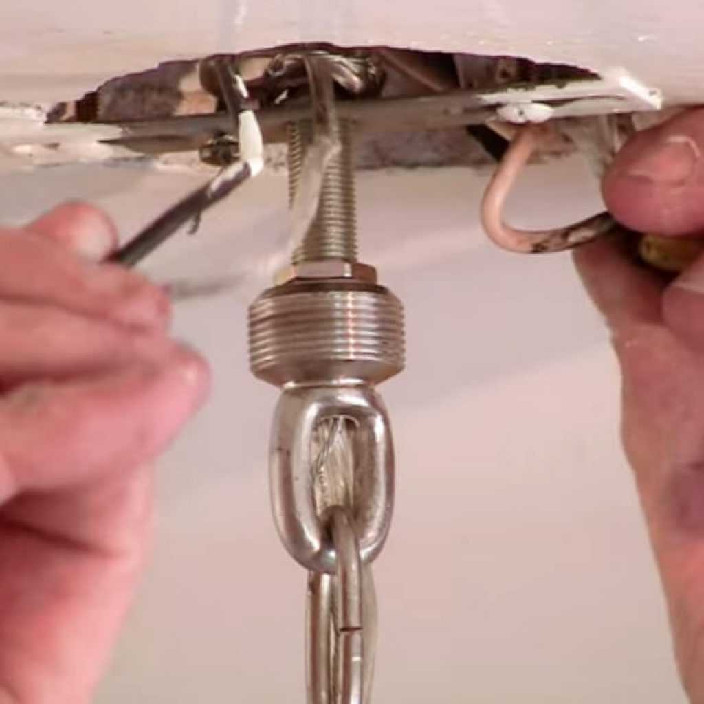 Как правильно повесить люстру на натяжной потолок