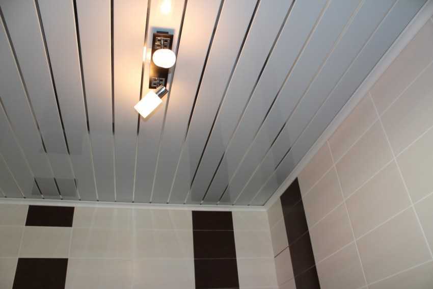 Подвесные потолки для ванной комнаты: навесные конструкции, варианты материалов, способы монтажа
