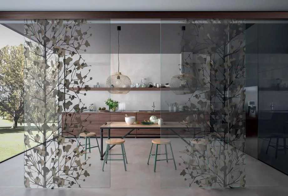Дизайн стекол в стене