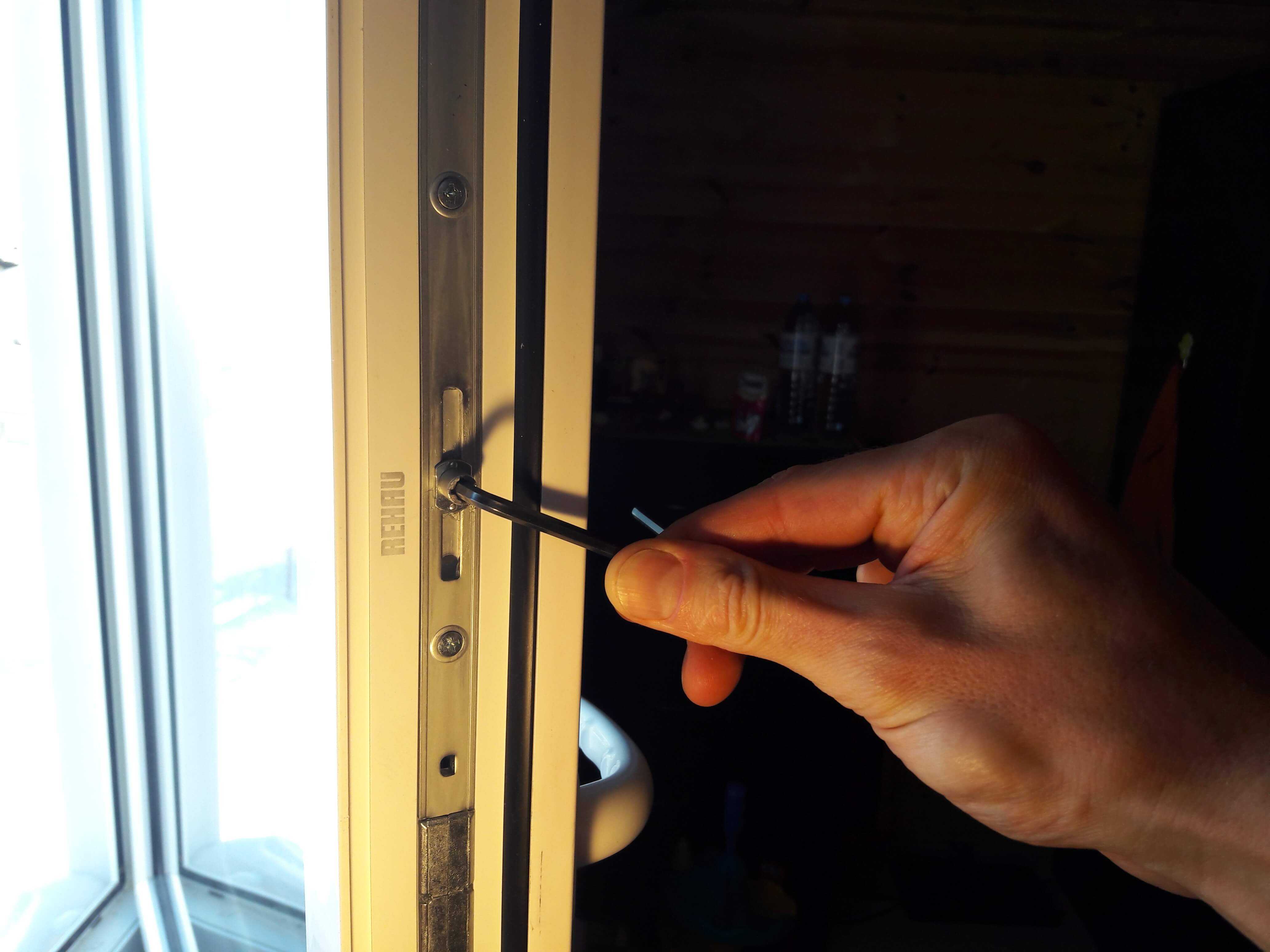 Заклинило пластиковое окно - что делать? | сайт мастера по окнам