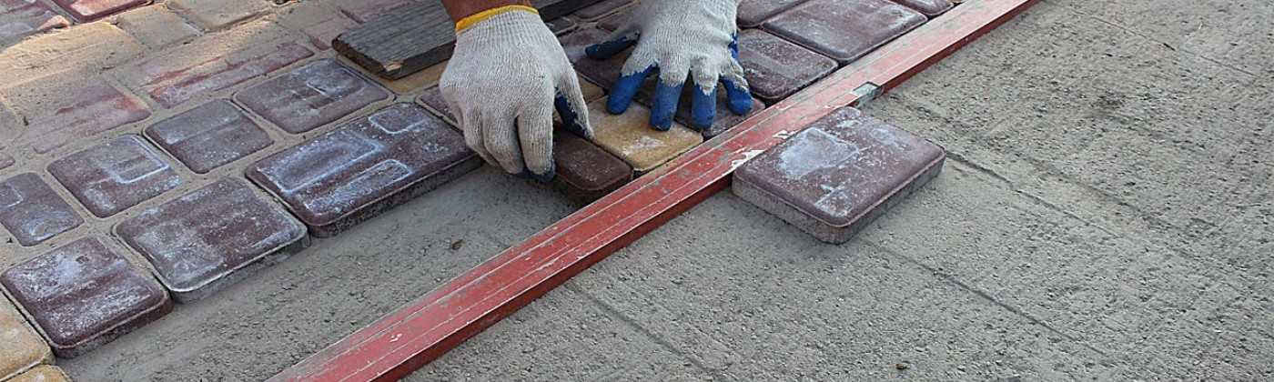 Укладку тротуарной плитки выполняют на песчано-цементное основание. Но в местах повышенной нагрузки используют бетонное основание.