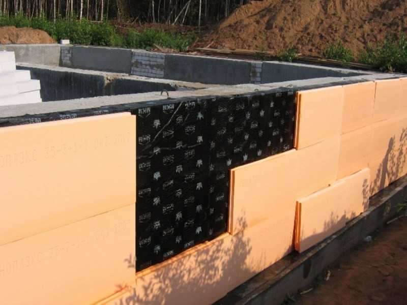 Хотя прочность у бетона и железобетона чрезвычайно высоки, элементарная сырость способна основательно снизить срок их службы.