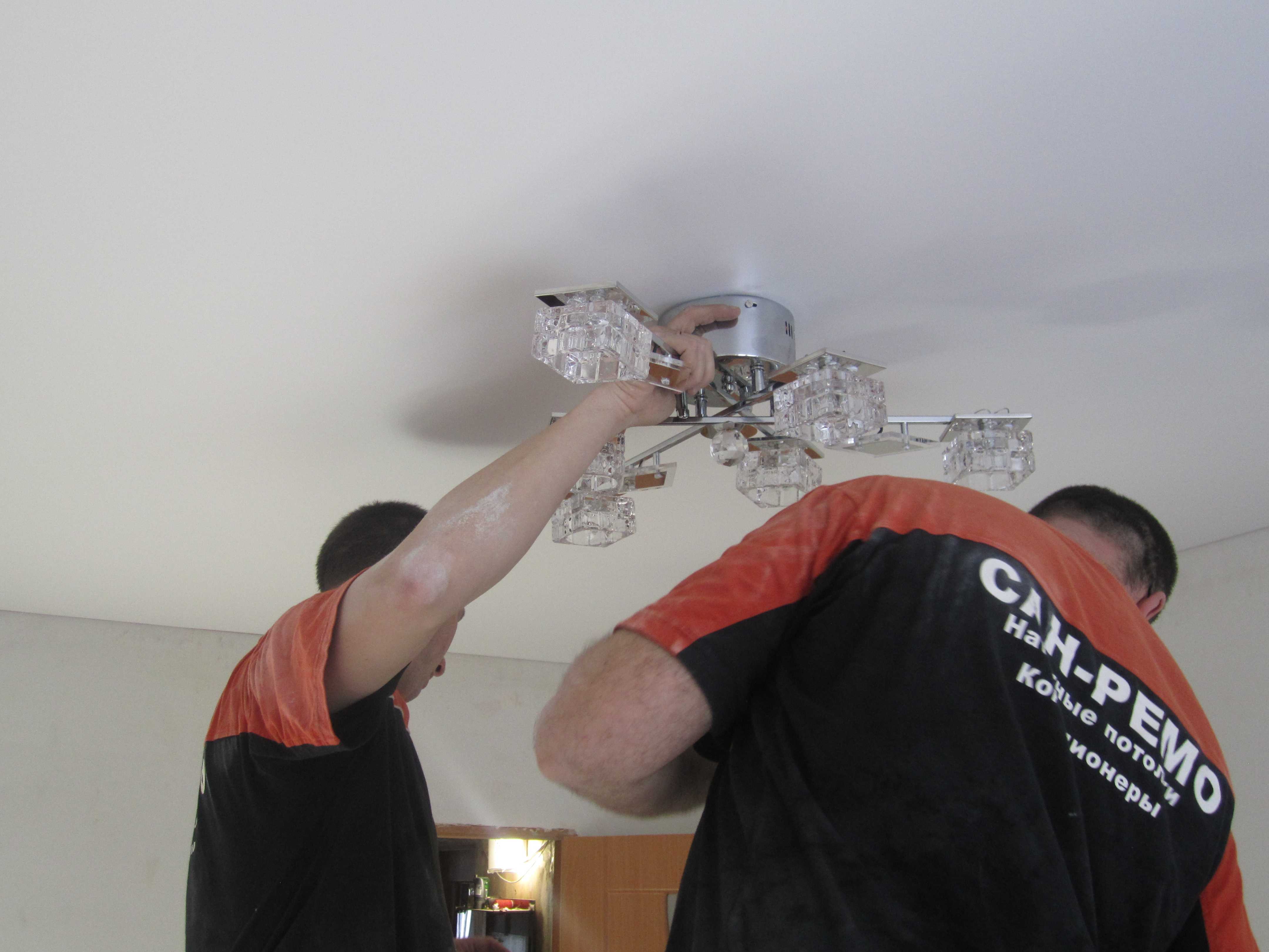 Как правильно установить светильники в натяжной потолок своими руками? пошаговая инструкция монтажа