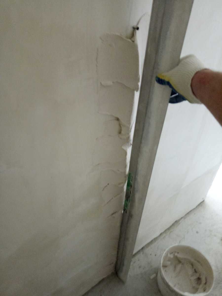 Выравнивание стен гипсокартоном: как правильно выравнивать под плитку в ванной, как выровнять стены в деревянном доме