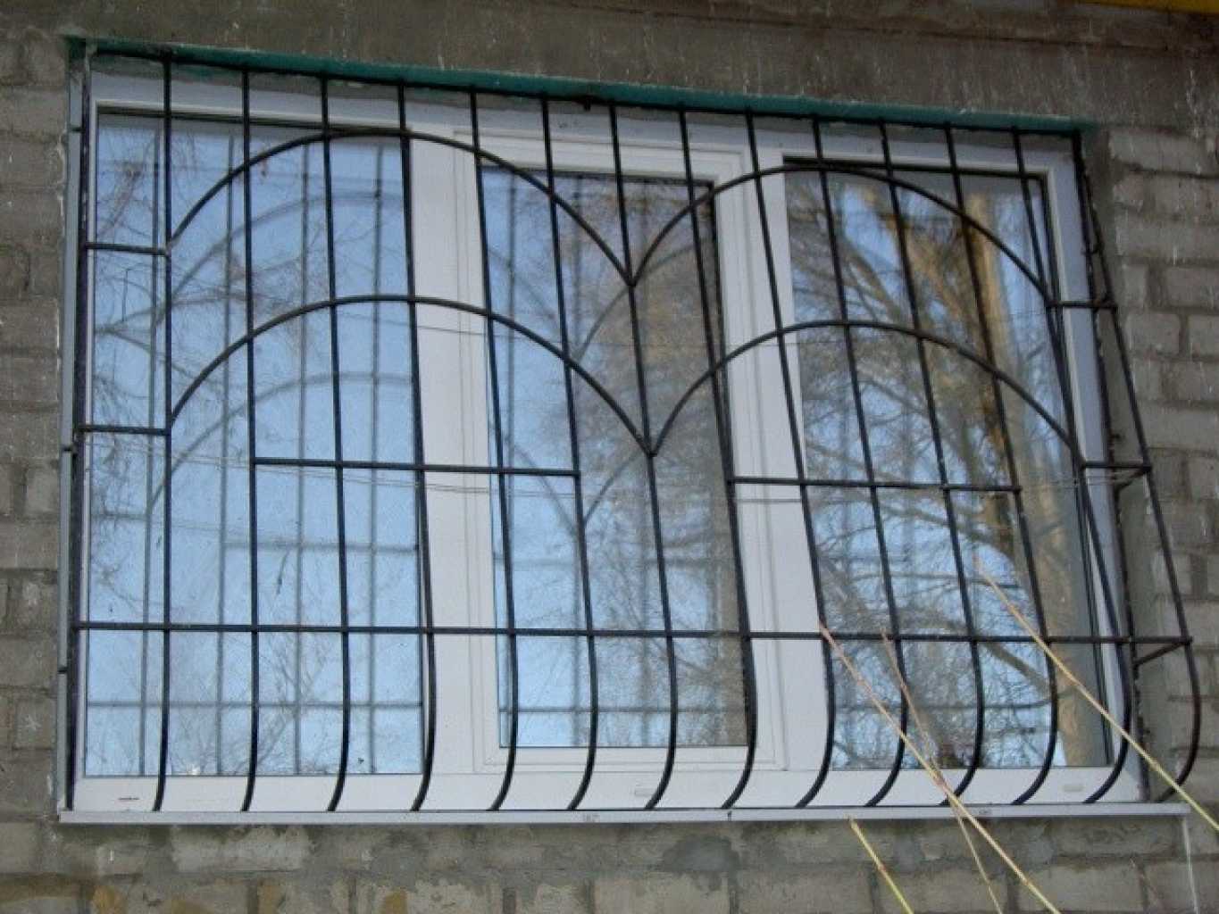 Раздвижные решетки на окна (36 фото): внутренние металлические распашные конструкции, оконные «гармошки» для дачи