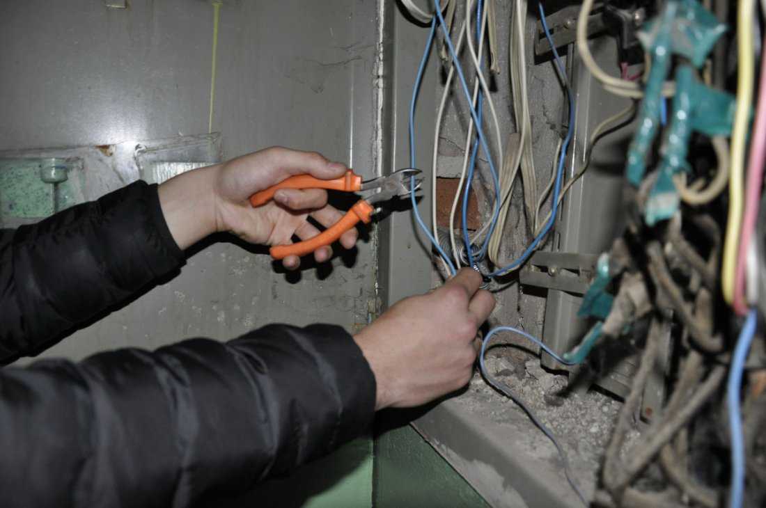 В процессе ремонта электролиний или в случае экстремальных ситуаций возникает необходимость разрезания и соединения кабелей.