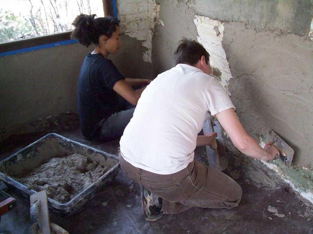 Выравнивание стен гипсокартоном: как правильно выравнивать под плитку в ванной, как выровнять стены в деревянном доме