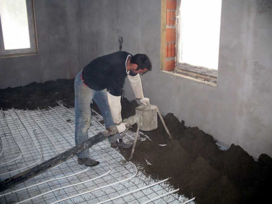 Прежде чем начать работать, очистите поверхность плиты от грязи и пыли. Далее обрабатывается грунтовкой для укрепления и лучшей схватываемости стяжки и плиты.