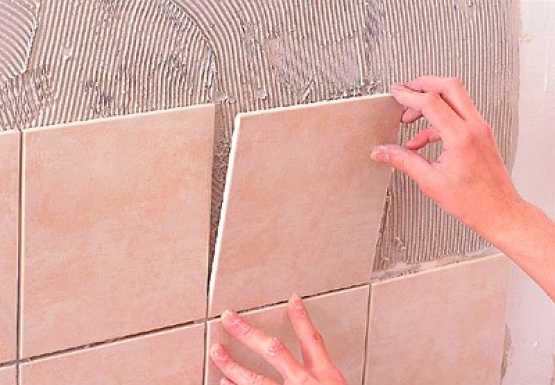 Облицовка стен керамической плиткой - подготовка поверхности, способы укладки плитки, методика крепления на цементном растворе и клею