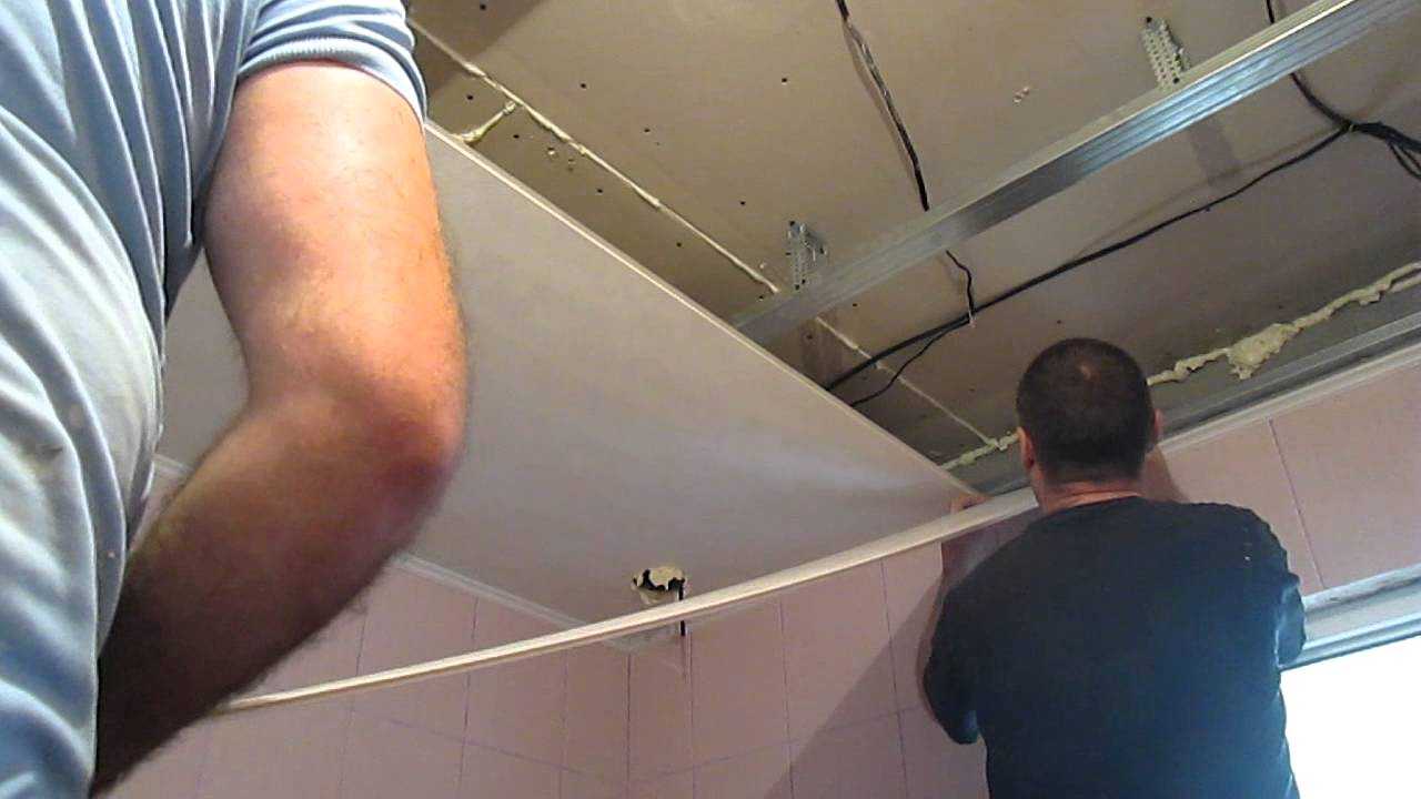 Потолок из пластиковых панелей пвх: видео, как сделать своими руками, монтаж и отделка