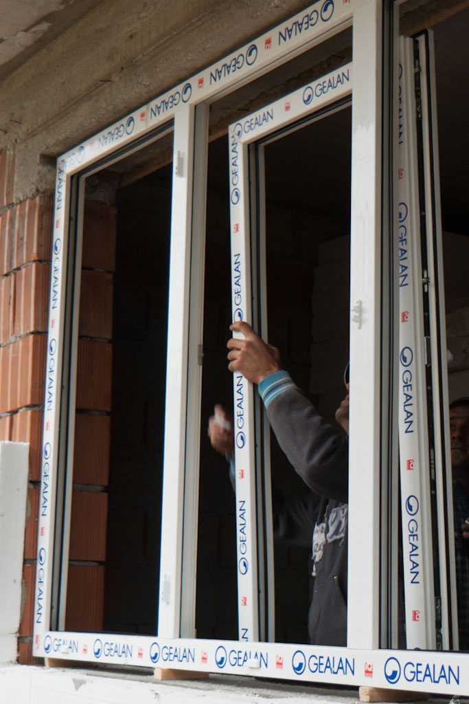 Технология установки пластиковых окон в кирпичном доме своими руками.