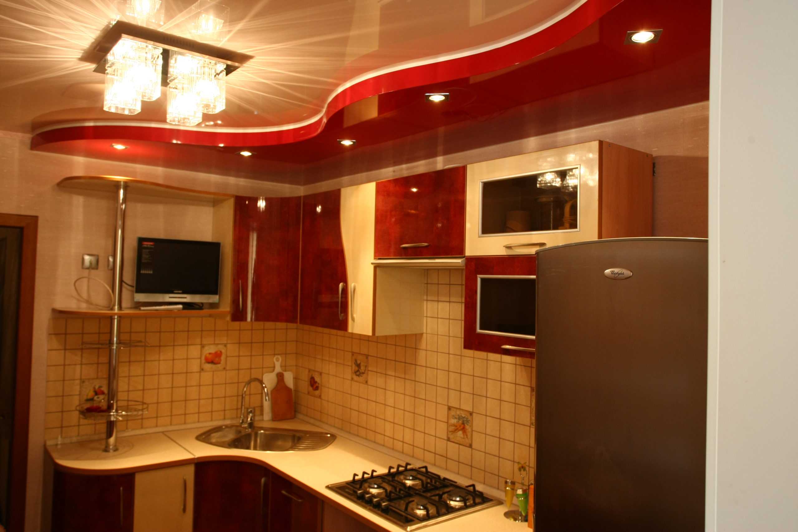 Можно ли использовать натяжной потолок на кухне