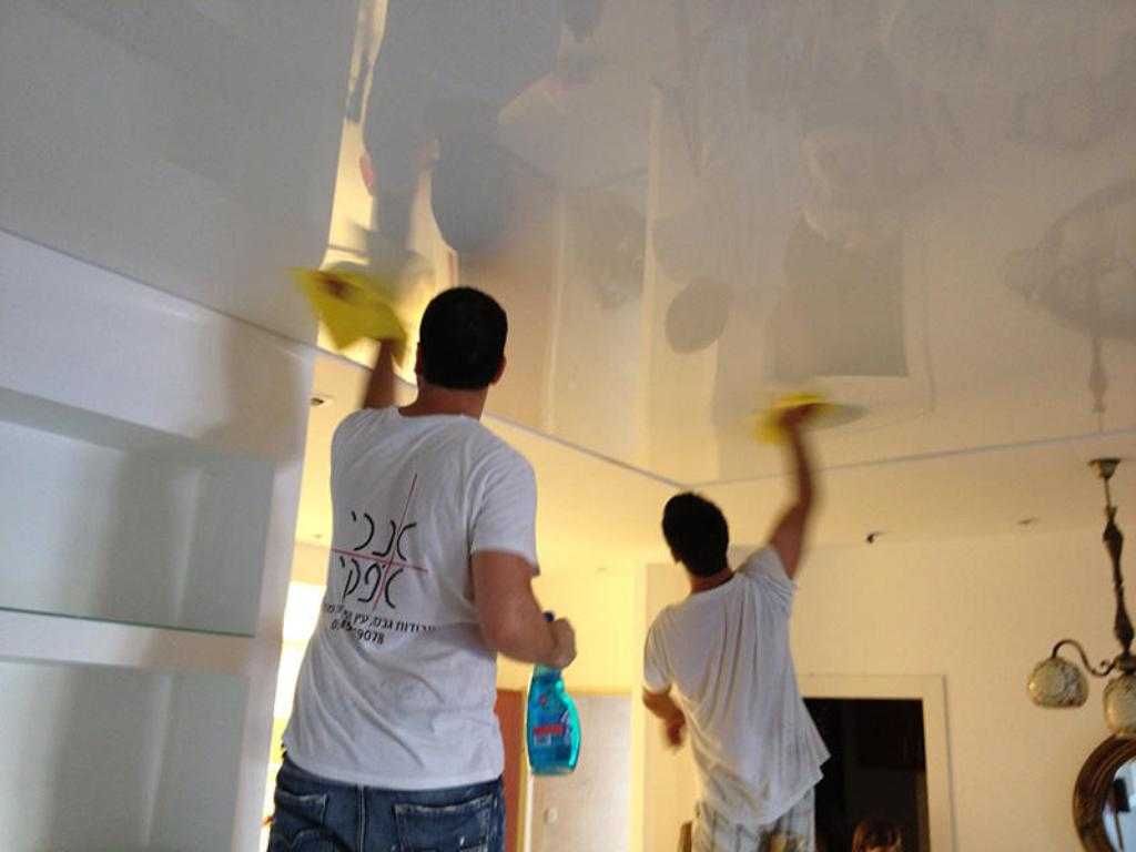 Как и чем мыть натяжные потолки?