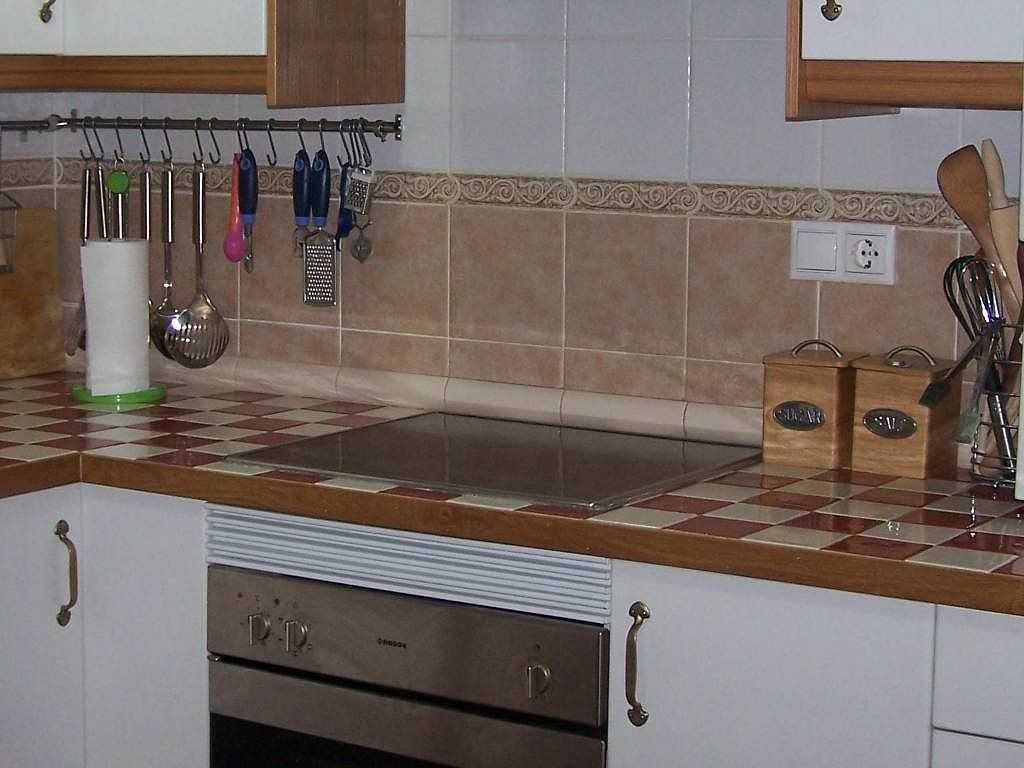 Чаще всего для облицовки ванны или кухонного фартука используется керамическая плитка. При ее выборе не стоит забывать и о клее, при помощи которого она будет крепиться к стене.
