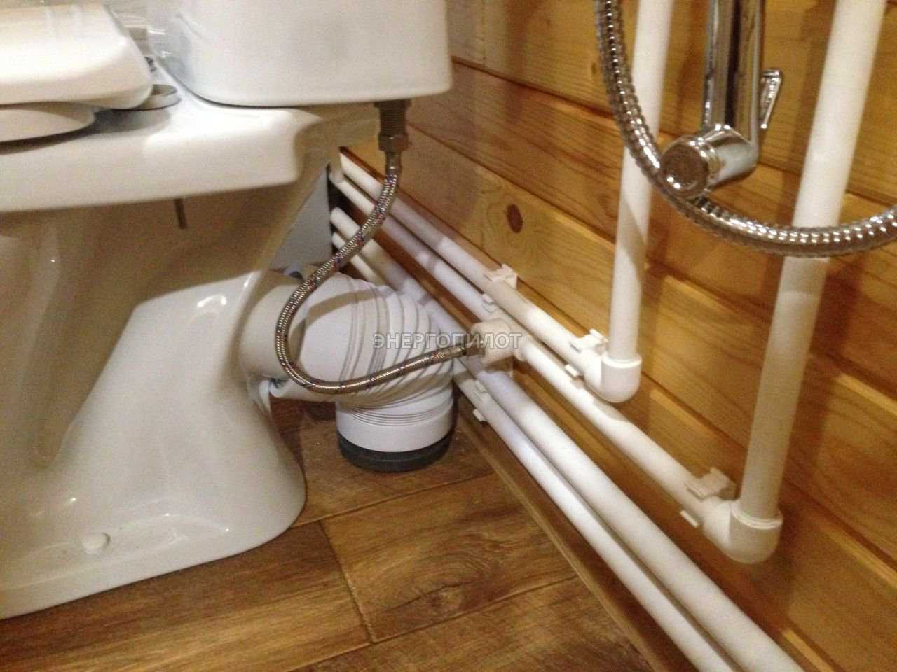 Туалет в деревянном доме с канализацией — выбор варианта для дачи