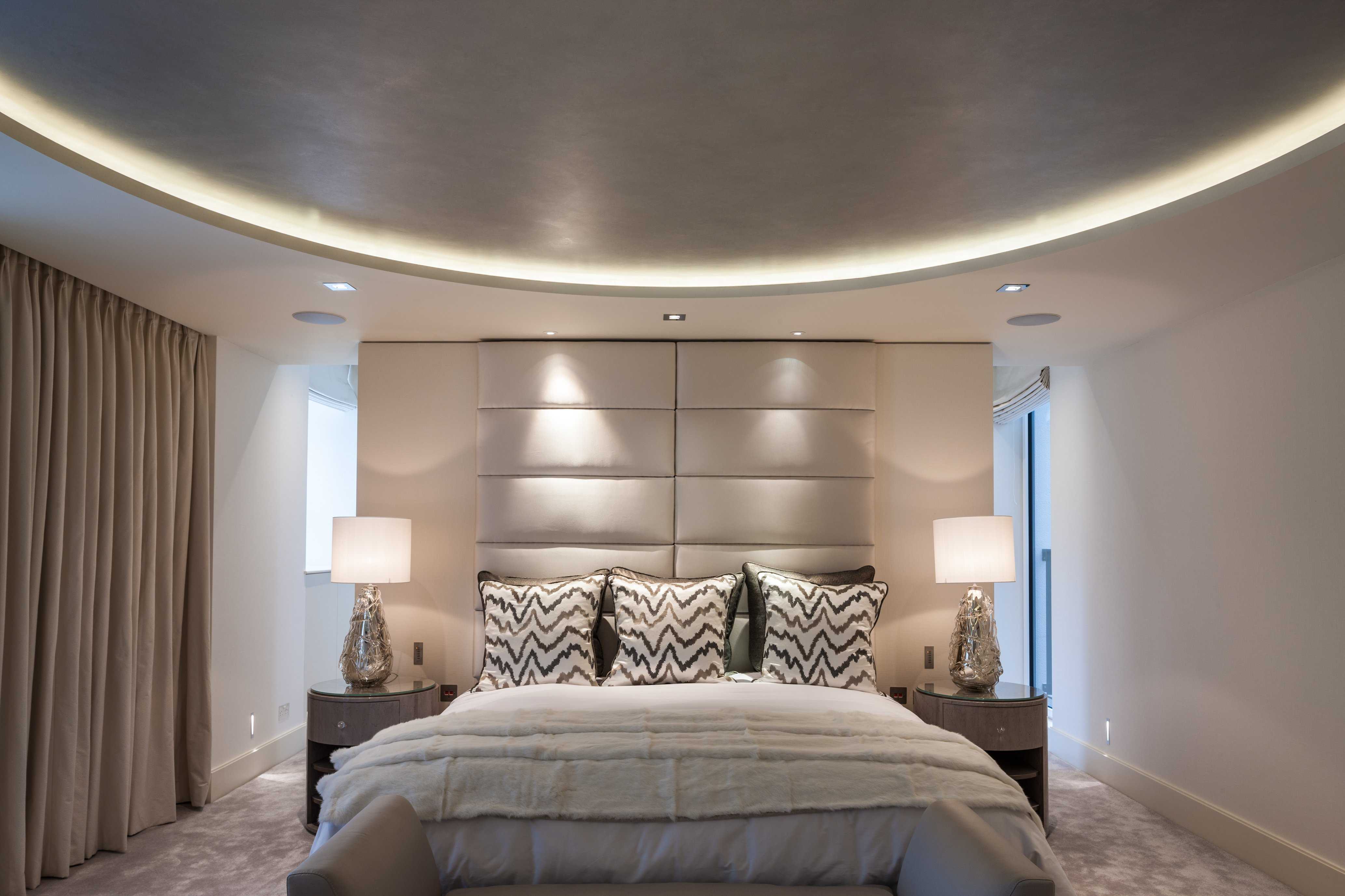 Потолок в спальне (77 фото): какой лучше сделать, красивые варианты-2021 дизайна потолка в интерьере маленькой комнаты
