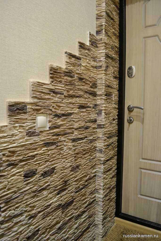 Отделка стен в квартире декоративным камнем и обоями (56 фото): в интерьере, применение, как выложить в гостиной, ниша