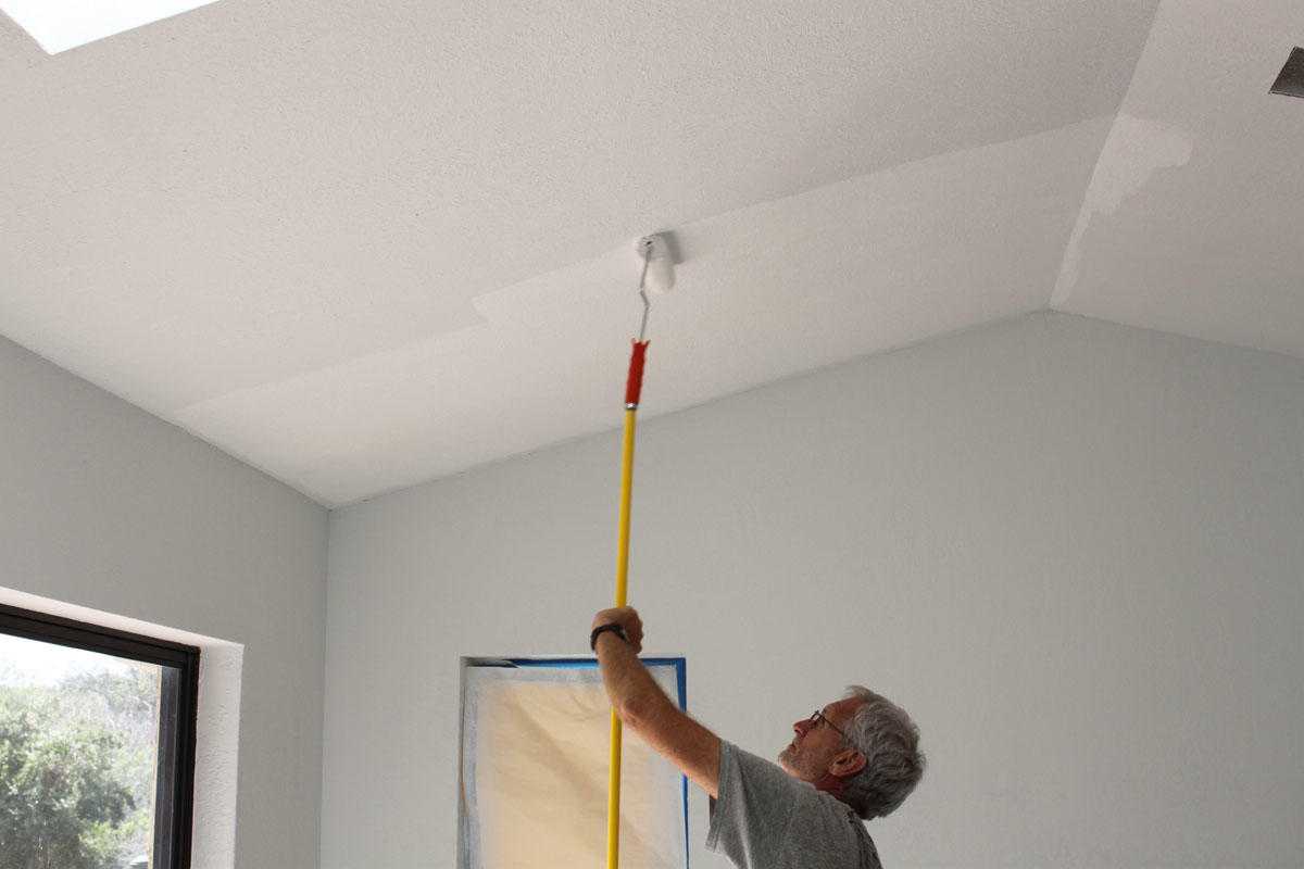 Какая краска для потолка в квартире лучше?