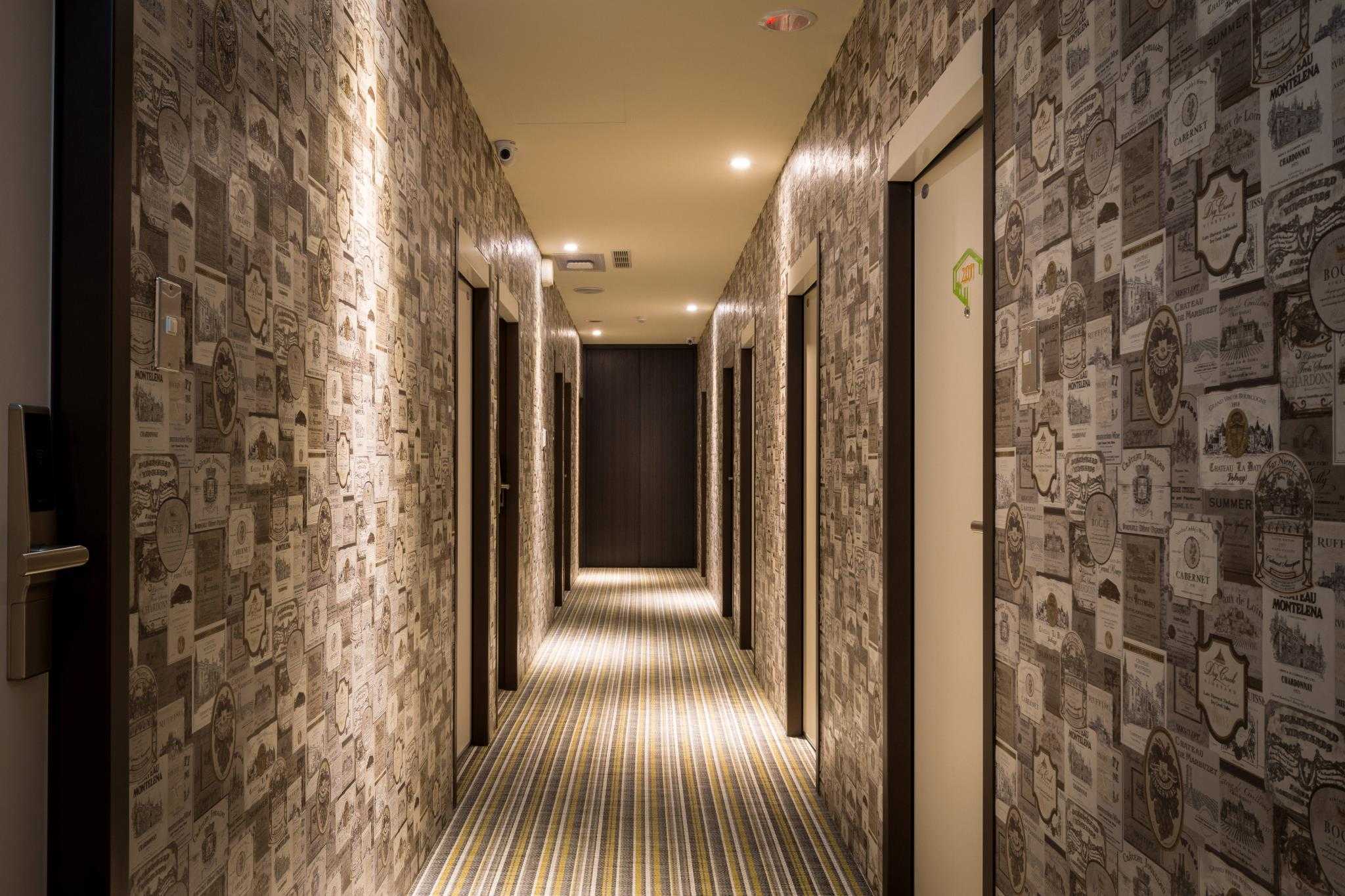 Обои в коридор, прихожую (121 фото): дизайн обоев, выбор в прихожую с темными и светлыми дверями, моющиеся серые и полосатые, белые и зеленые обои в интерьере