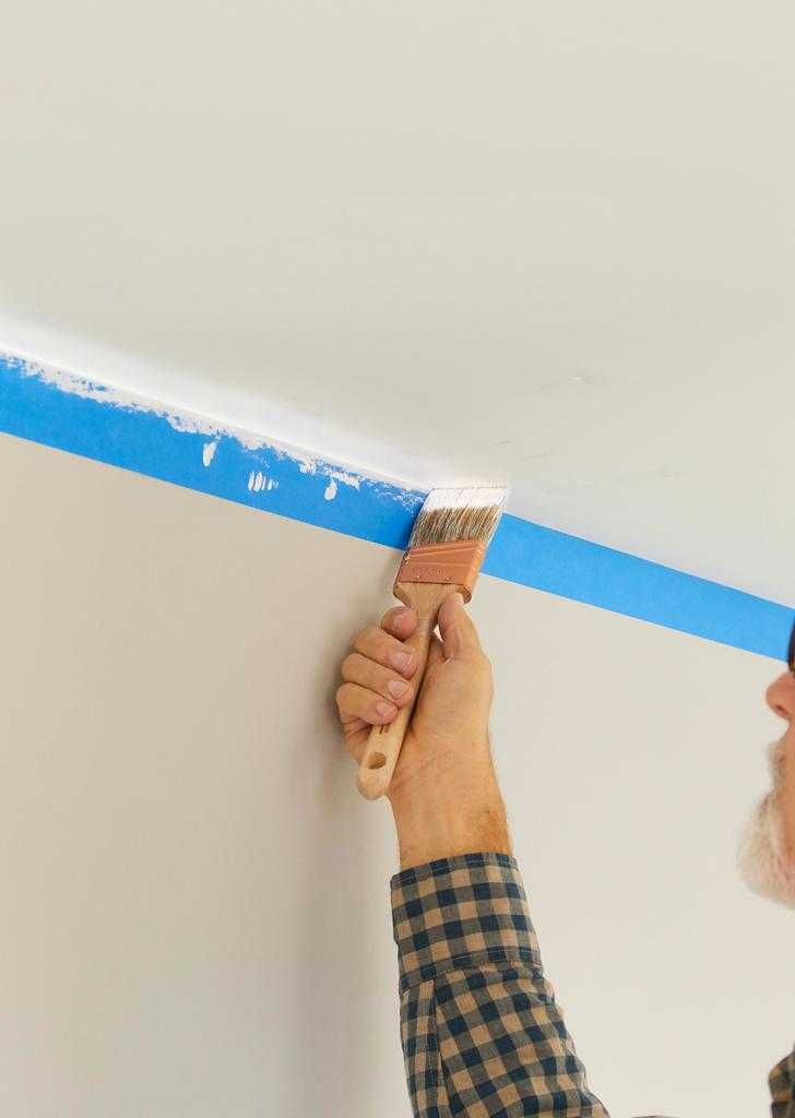 Какой краской покрасить потолок – инструкция по покраске