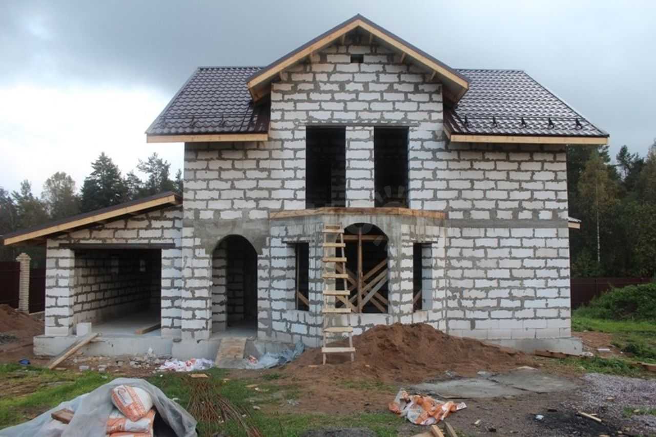 Дом из сибита - отличный недорогой вариант строительства. Они имеют ряд преимуществ. Их можно построить за полгода, для чего нужно лишь точно следовать определенной технологии возведения домов из данного строительного материала.