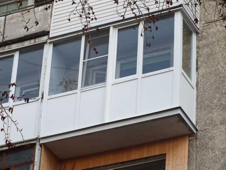 Какой может быть створка окна на балконе