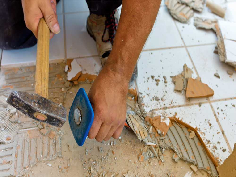 Как снять старую плитку со стен разными способами своими руками