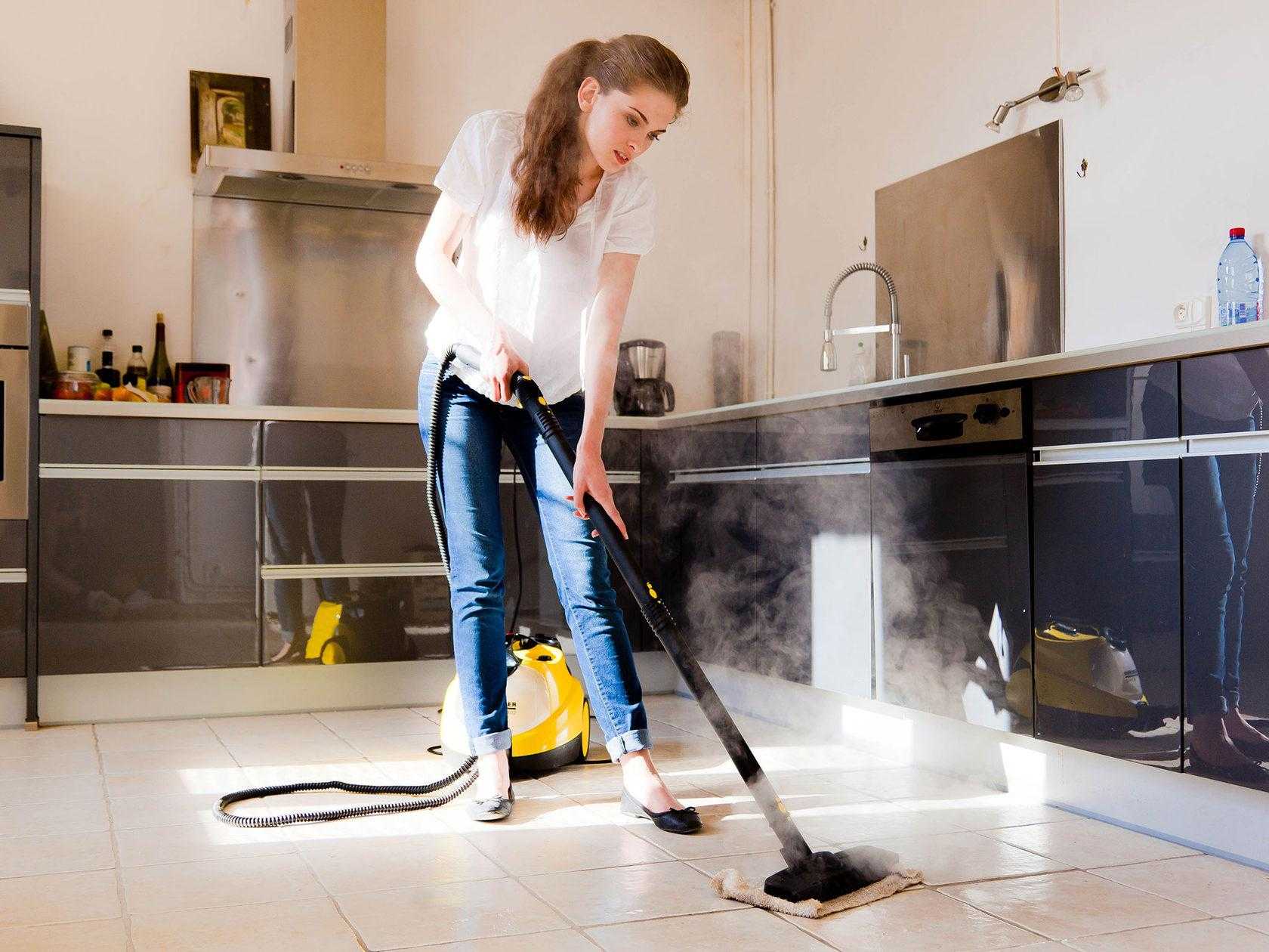 Кухня относится к тому месту, где хозяйка находится больше всего времени. Чистота пространства помогает сформировать подходящую эмоциональную атмосферу в доме, обеспечить здоровье всех домочадцев.
