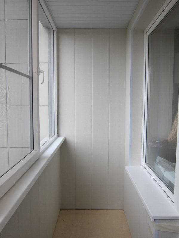 Современные дизайнеры предлагают много вариантов внутренней отделки балкона. Большим спросом пользуется вариант обшивки пластиком.