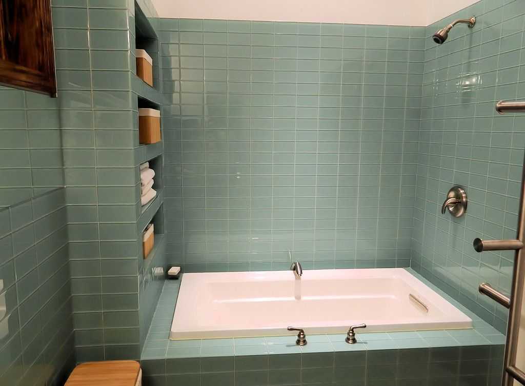 Модные варианты укладки плитки в ванной комнате с фото дизайна и схемами