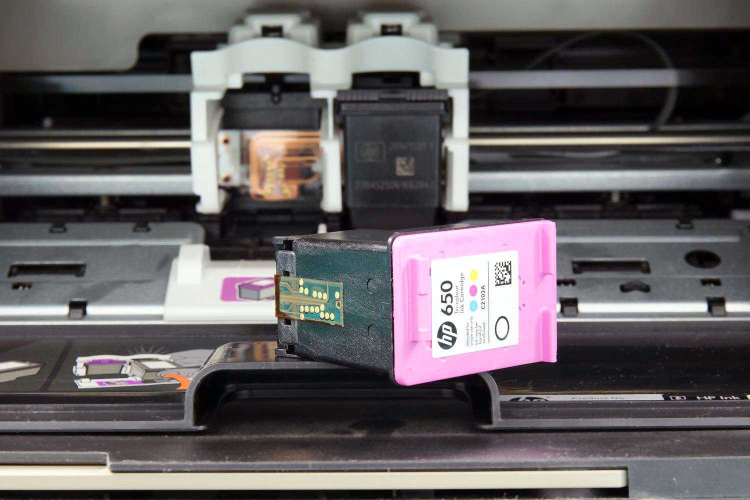Картриджи во всех принтерах, в том числе, в принтере НР надо заправлять сразу по окончанию краски или незадолго до этого.