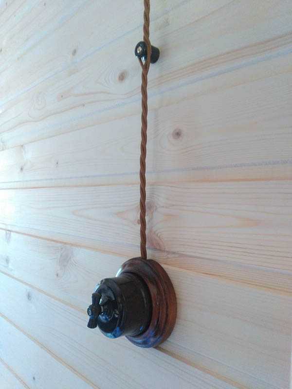 Проводка в стиле ретро в деревянном доме