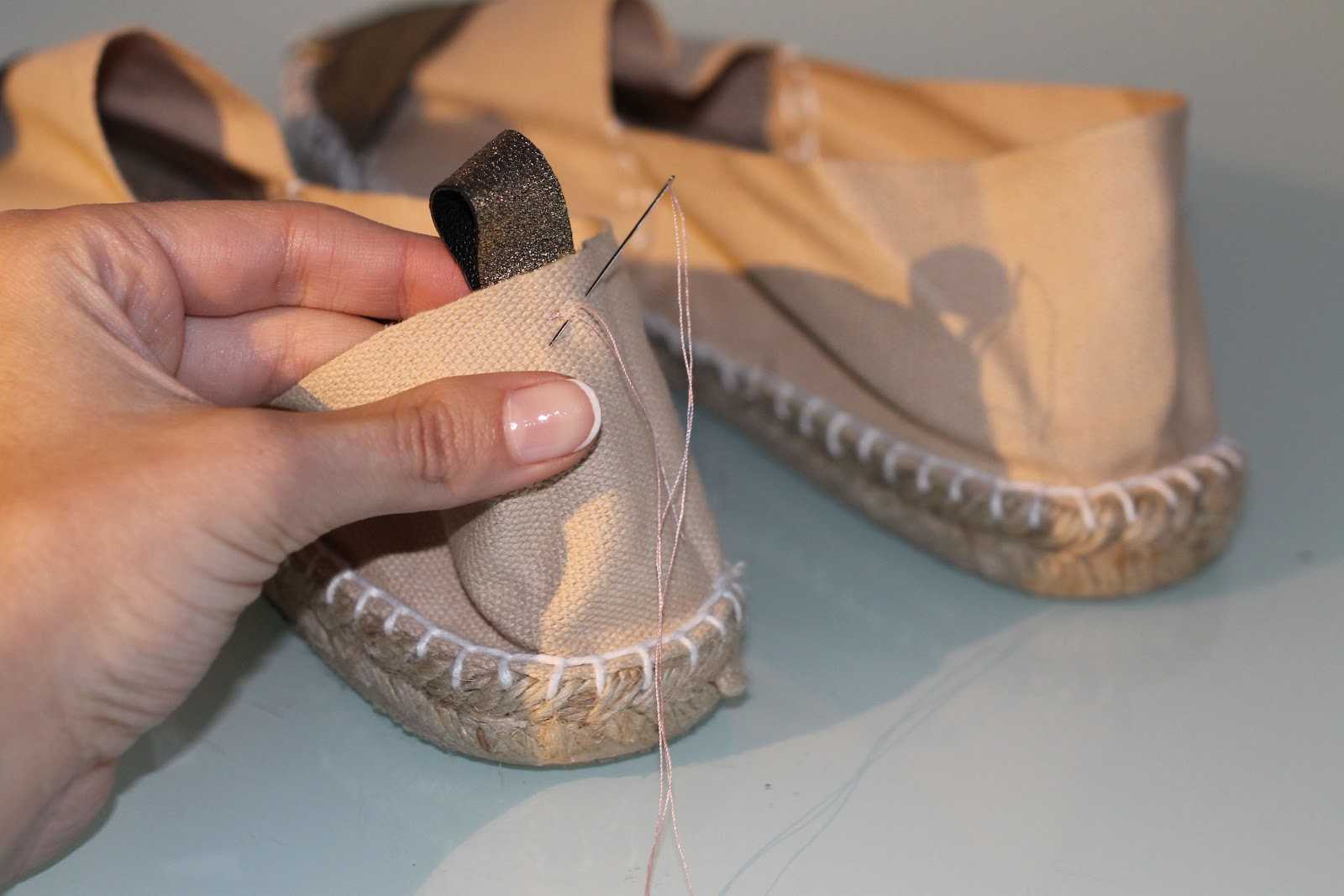 Как разносить обувь из кожзама которая жмёт — описываем методы