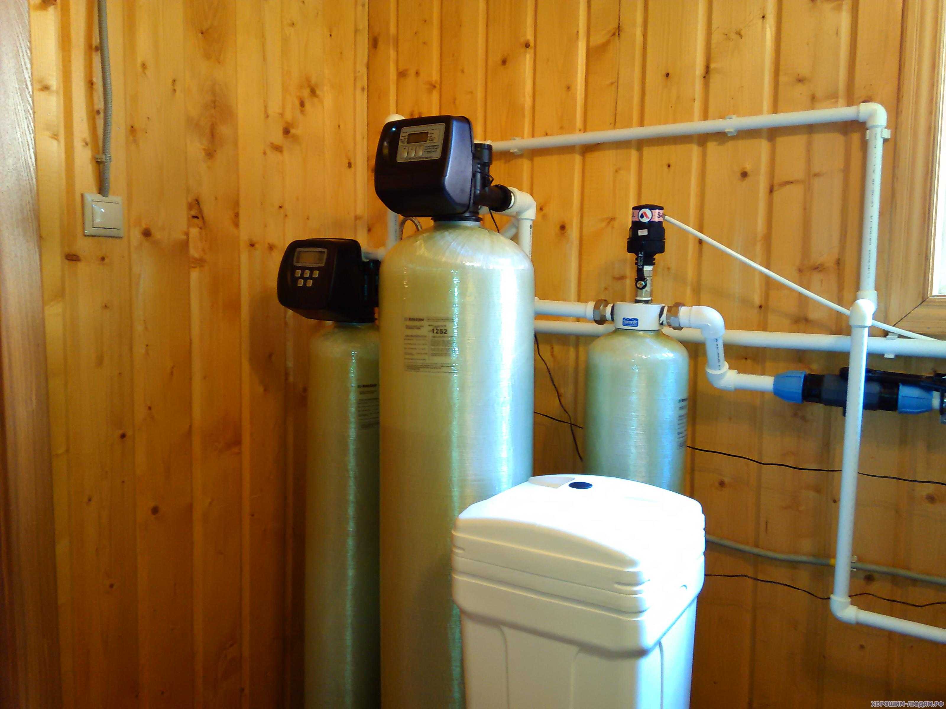 Очистка воды в частном доме цена. Аквафор обезжелезивание воды. Система фильтров для очистки воды из скважины. Фильтр обезжелезивания воды для дачи. Водоподготовка на даче.